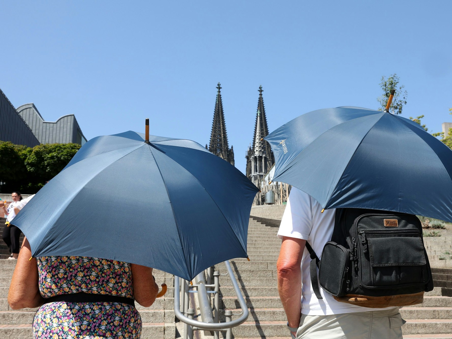 Viele Menschen glauben, der Kölner Dom biete an besonders heißen Tagen Abkühlung.