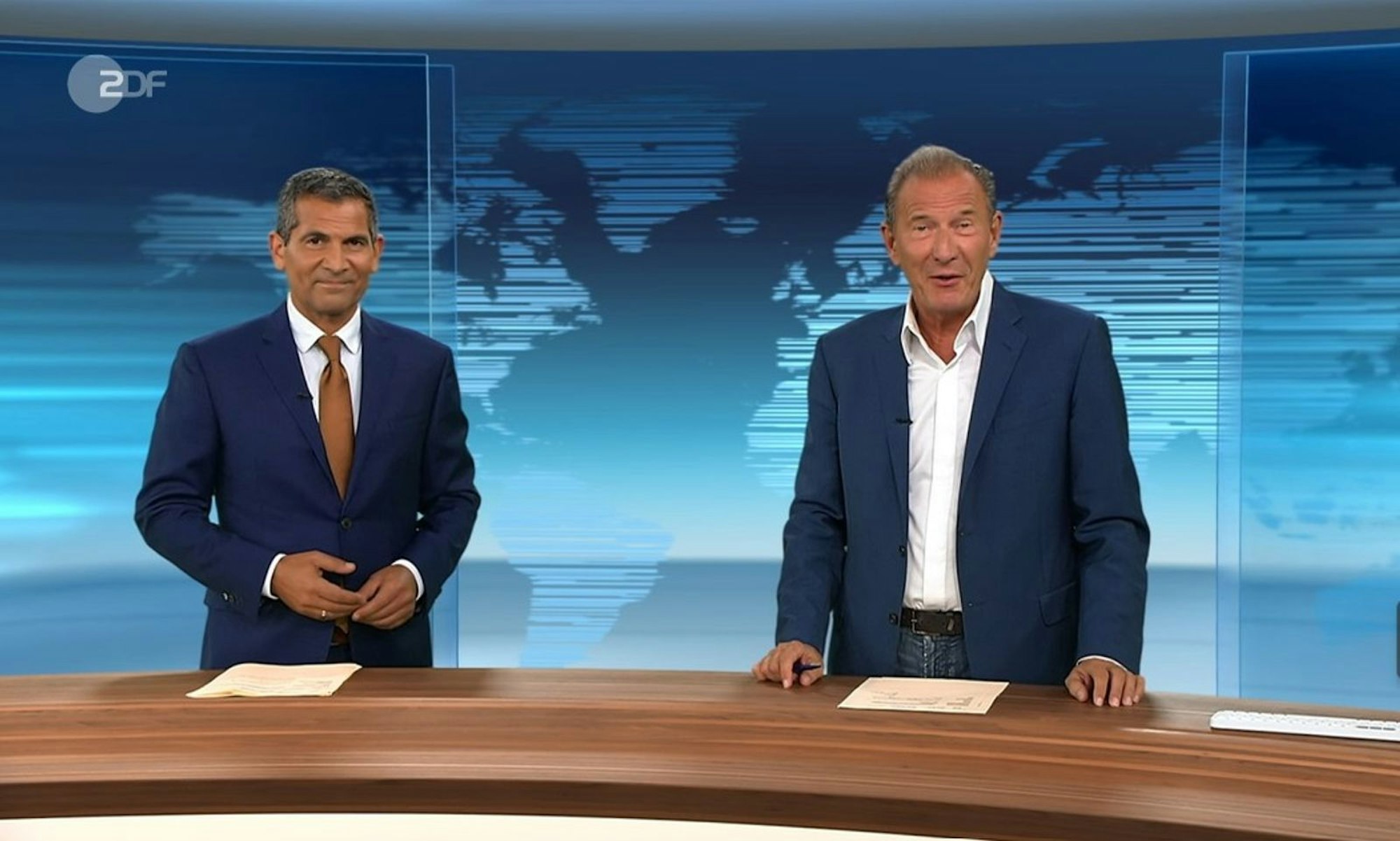 Die ZDF-Moderatoren Mitri Sirin (l.) und Norbert Lehmann in ihrer letzten gemeinsamen Sendung. Lehmann verabschiedet sich nach 40 Jahren in den Ruhestand. (Bild: ZDF)