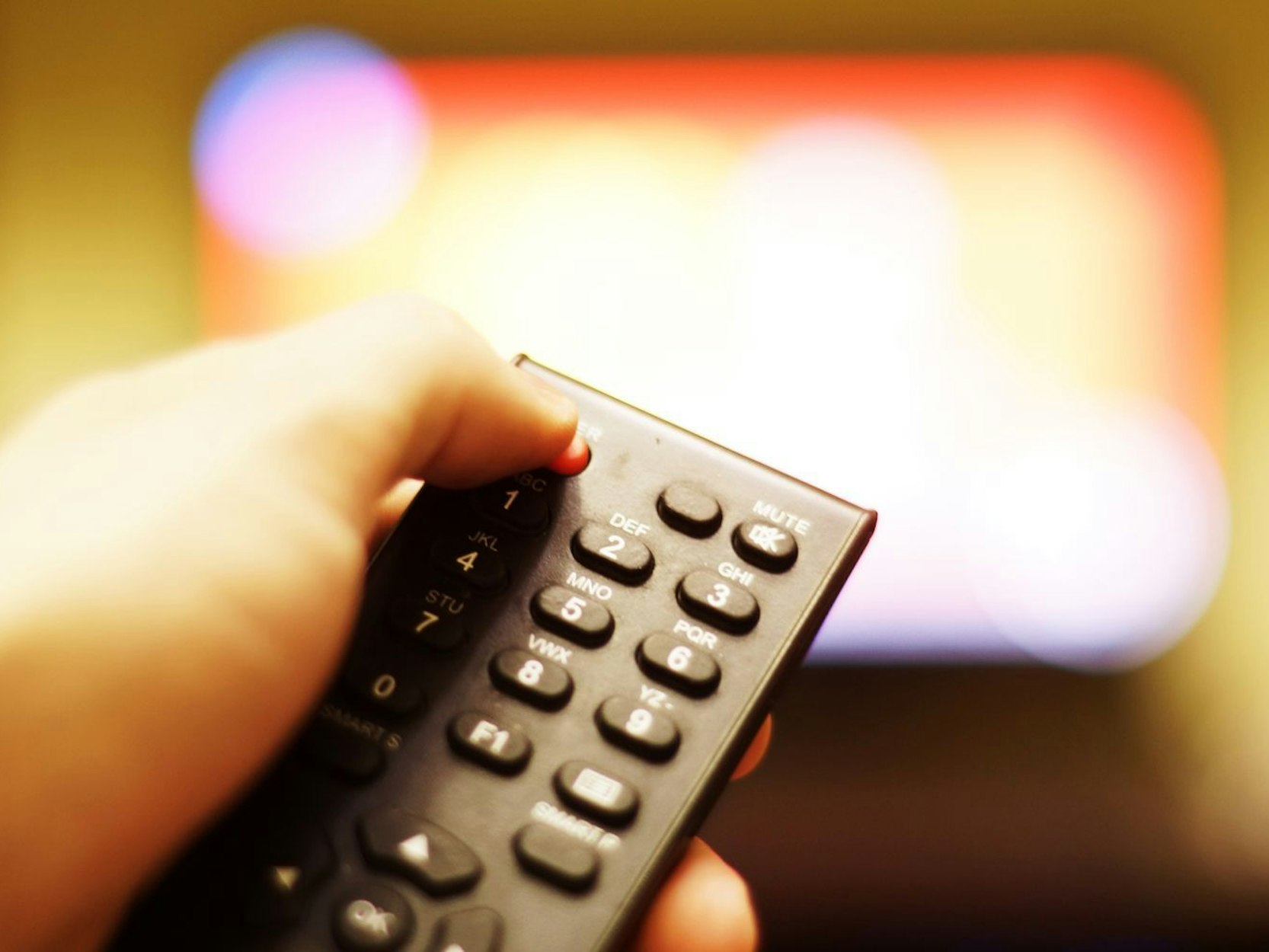Der Kölner Sender RTL hat sein TV-Programm für Dienstagabend kurzfristig geändert. Davon betroffen ist auch eine beliebte Serie. (Bild: Fedor Kozyr)