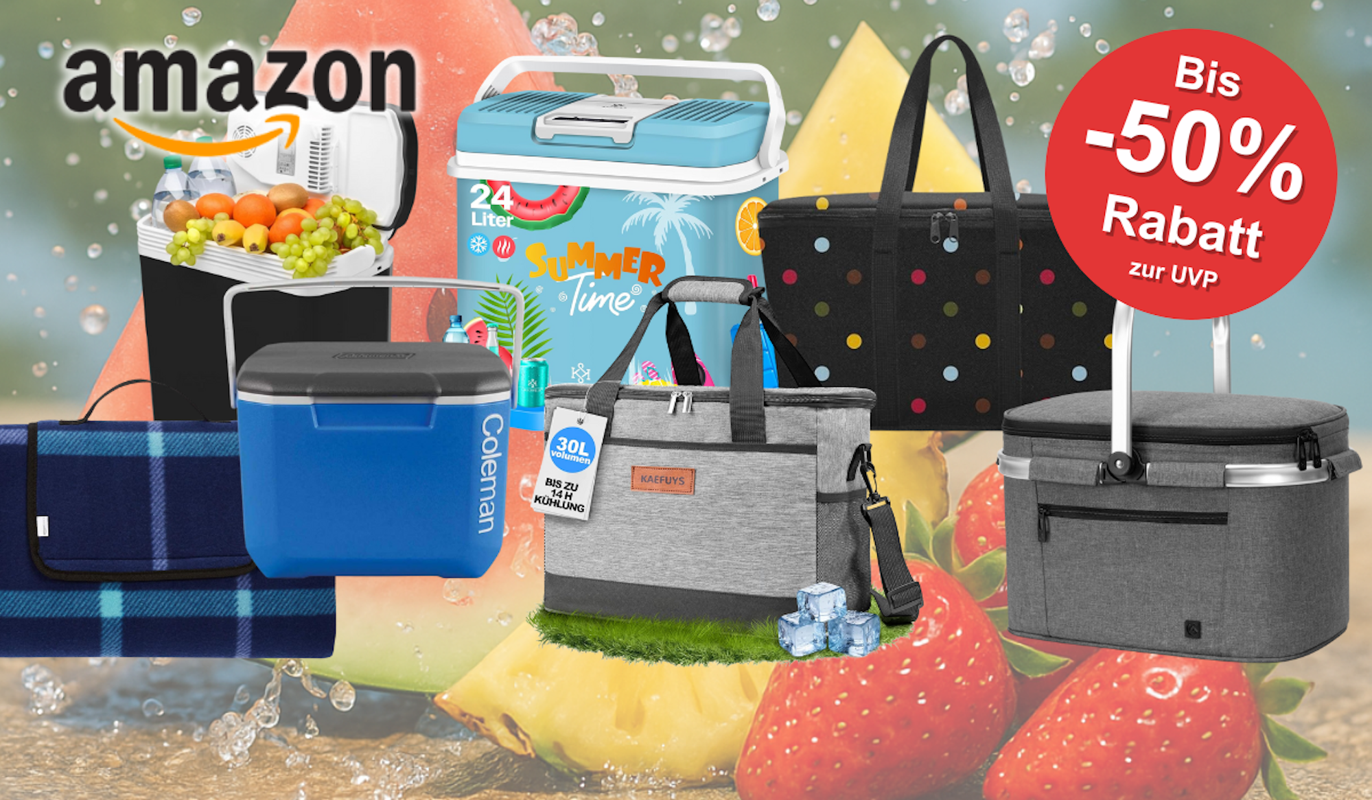 Verschiedene Kühlboxen und Kühltaschen sind vor einem Hintergrund mit Wassermelone, Ananas und Erdbeeren, die von spritzendem Wasser umgeben sind, platziert.