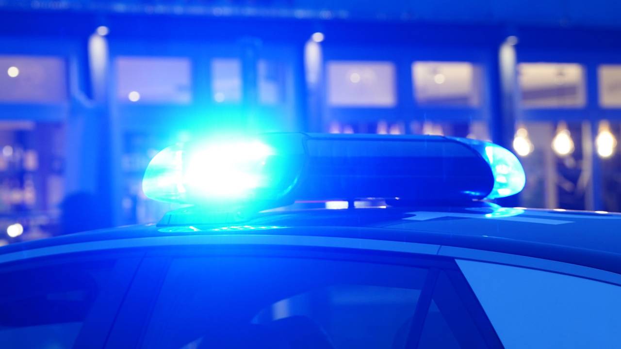 ARCHIV - 21.02.2024, Hamburg: Ein Streifenwagen der Polizei - Symbolbild (zu dpa: «Trio täuscht Notfälle vor und löst Polizeieinsätze aus») Foto: Marcus Brandt/dpa +++ dpa-Bildfunk +++