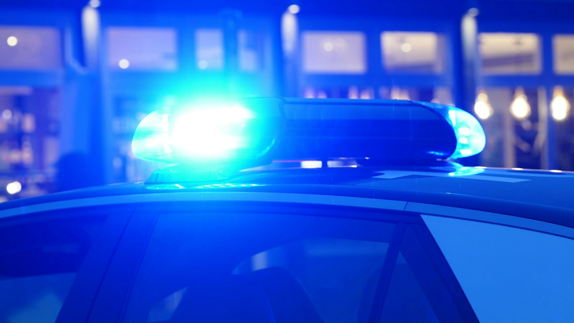 Ein Streifenwagen der Polizei bei Nacht.