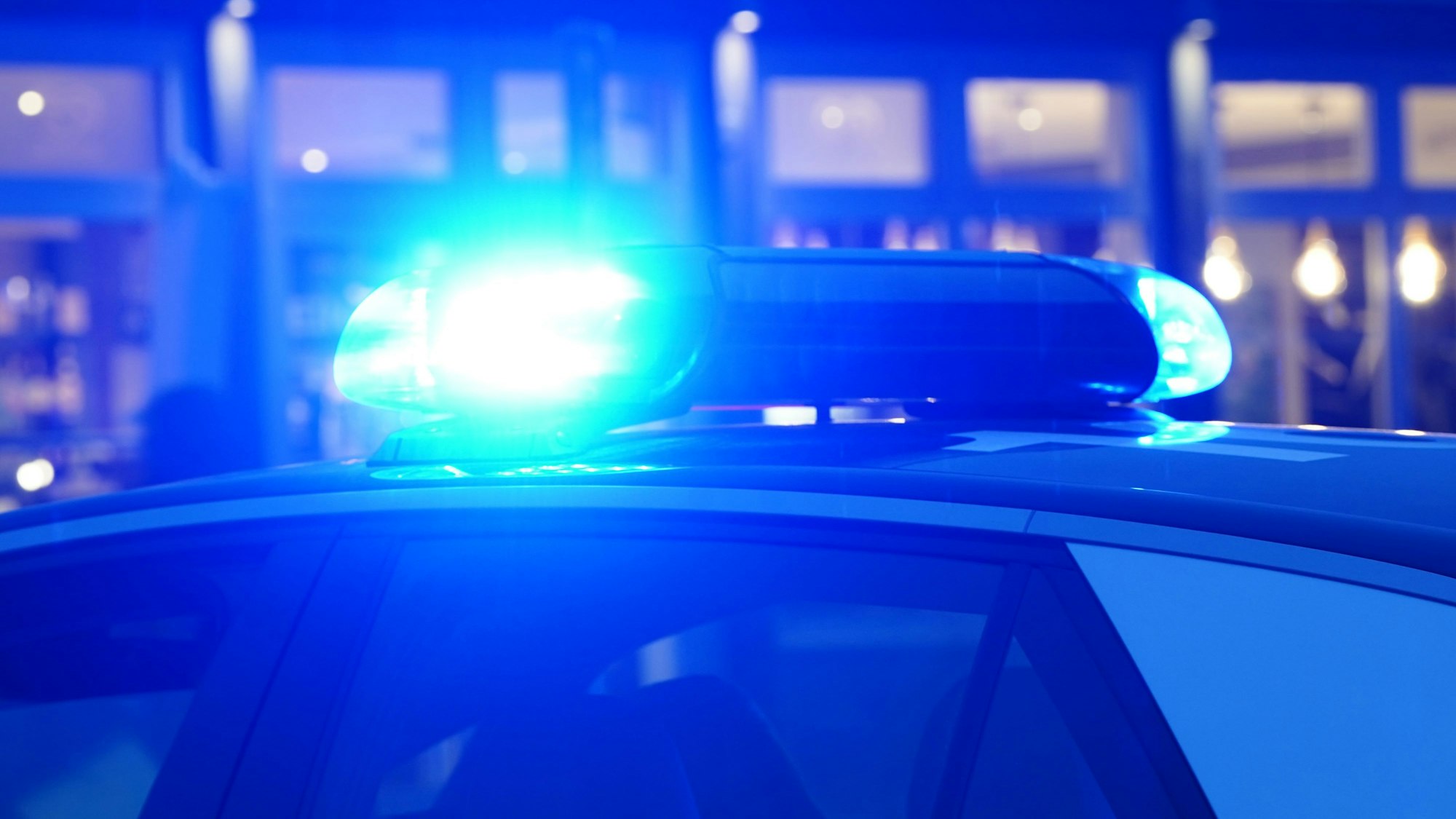 Ein Polizeiwagen im Einsatz (Symbolbild).