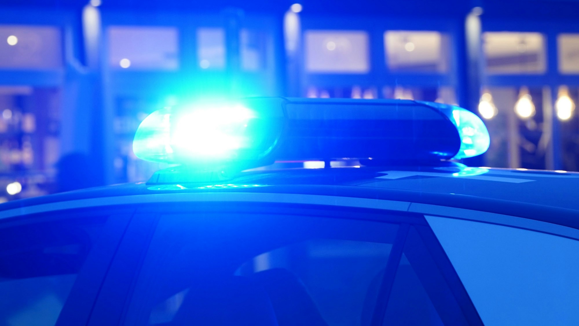 Blaulicht an einem Polizeiauto bei einem Einsatz. (Symbolfoto)