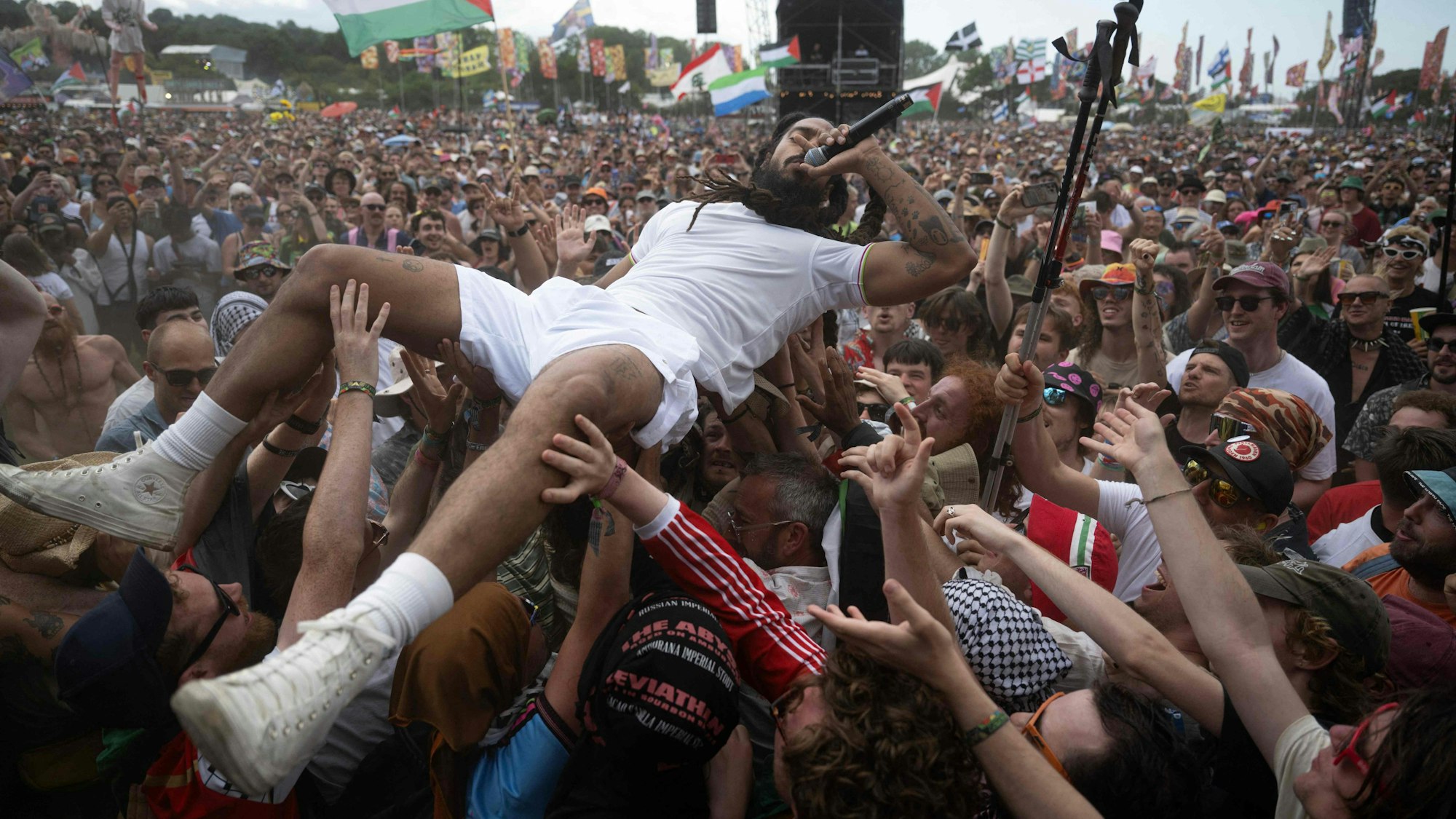 Bob Vylan-Musiker beim Auftritt auf der West Holts Stage während des Glastonbury Festivals in Worthy Farm in Somerset.