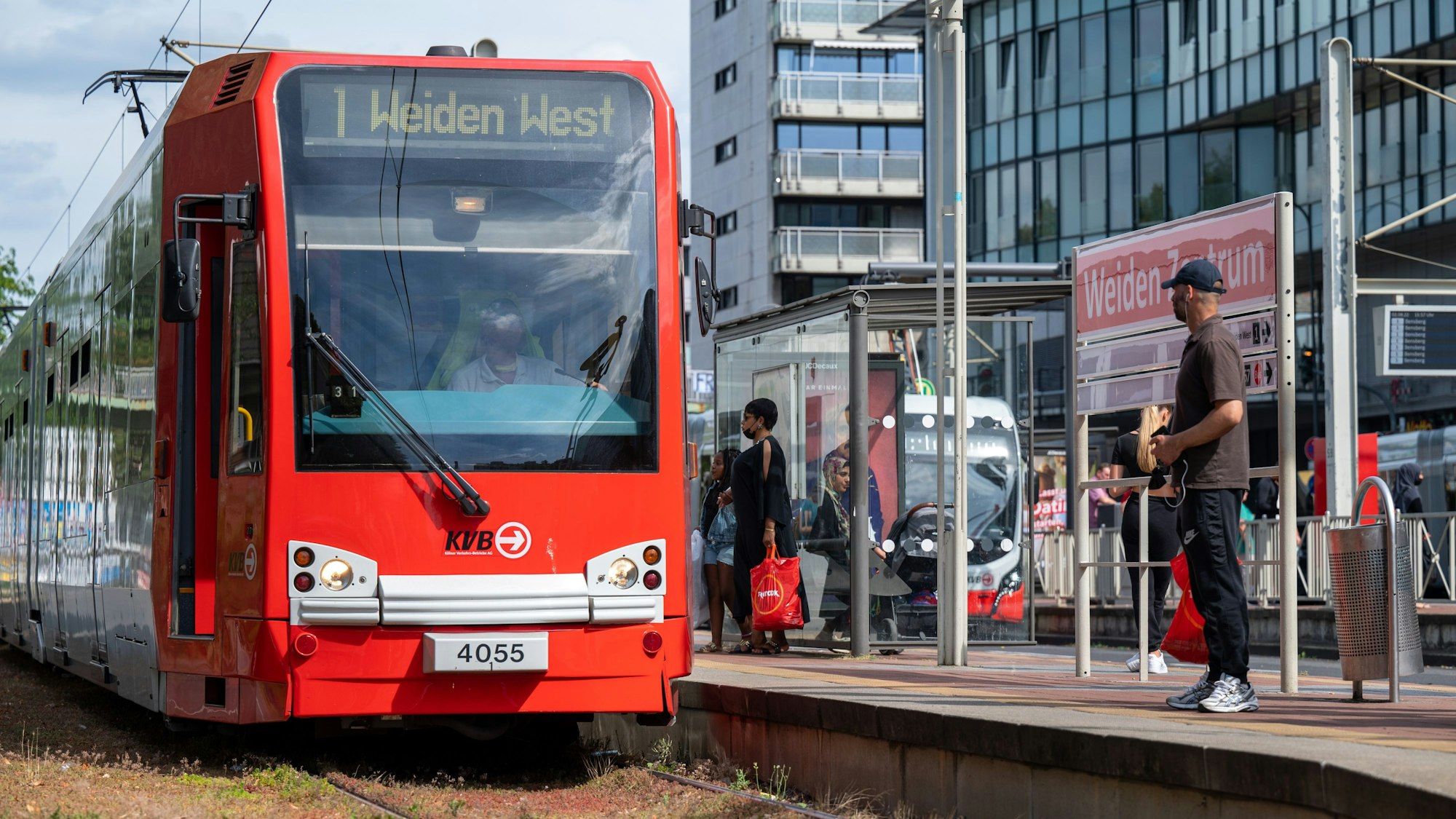 Eine KVB-Bahn der Serie K4000. Das Modell fährt ohne Klimaanlage.