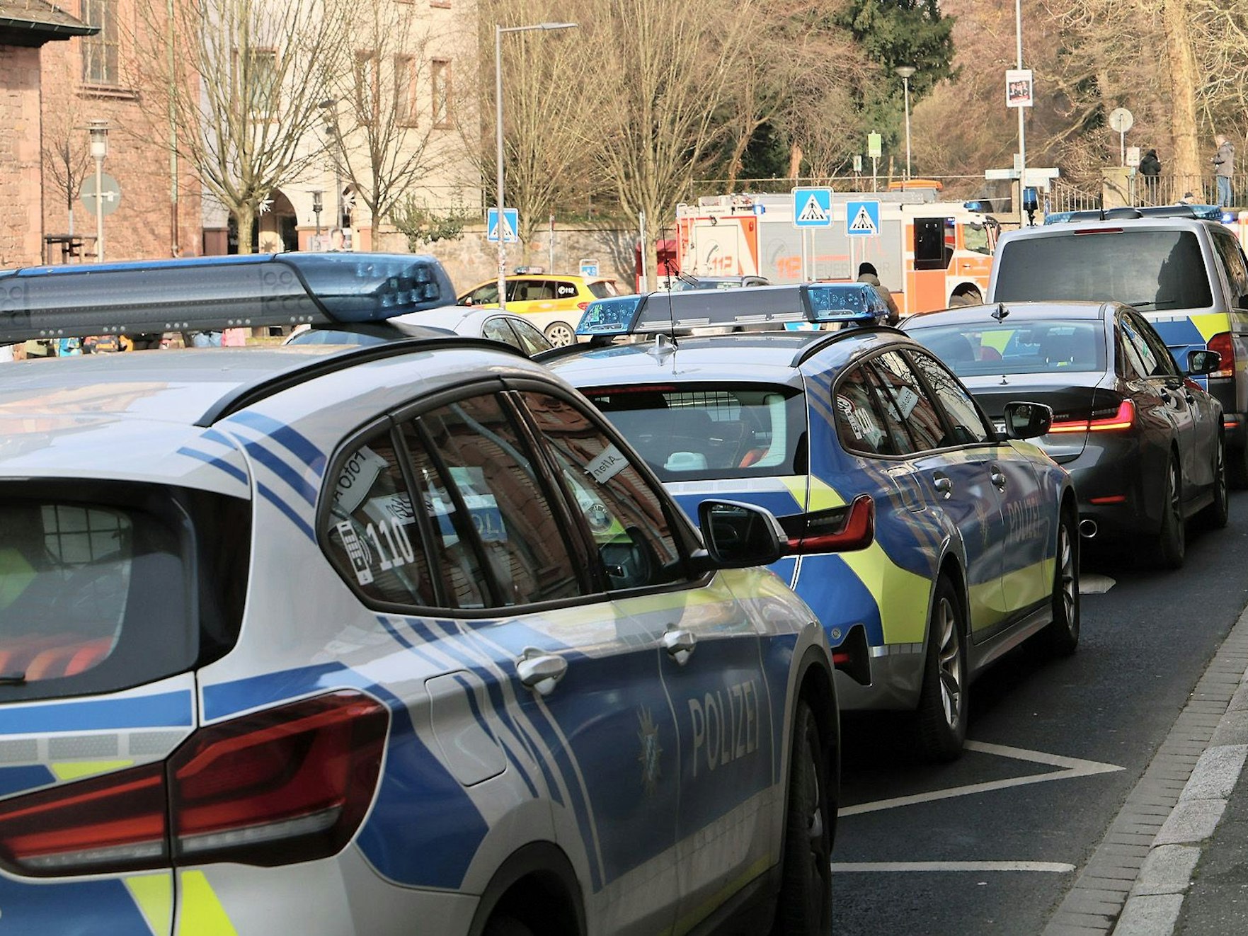 Einige Polizeifahrzeuge und Rettungswagen stehen in der Nähe eines Tatortes (Symbolfoto).