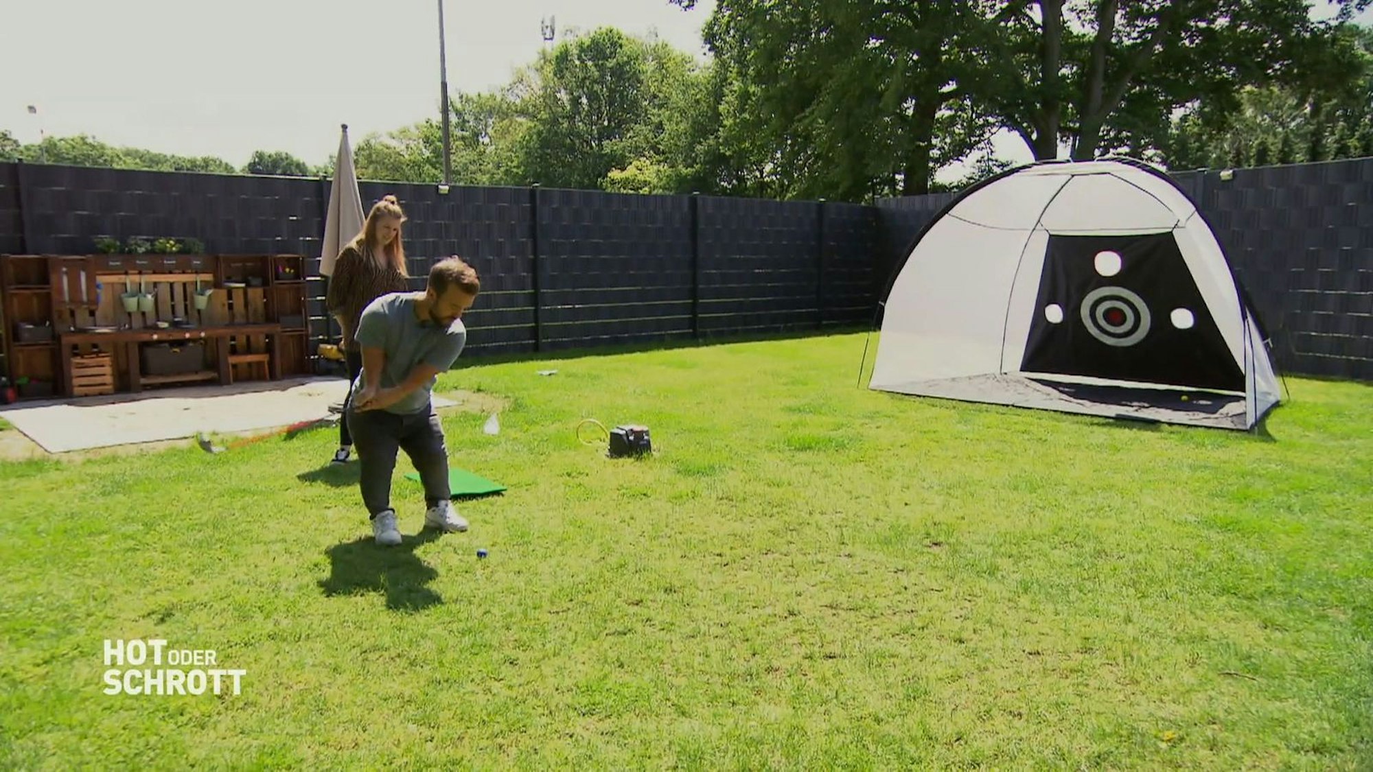 Mit dem „Golf Training Net“ kann Mathias Mester Zielen üben, aber Minigolf ist günstiger. (Bild: RTL)