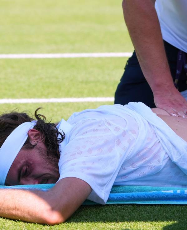 Stefanos Tsitsipas wird bei seinem Wimbledon-Aus am Rücken behandelt.
