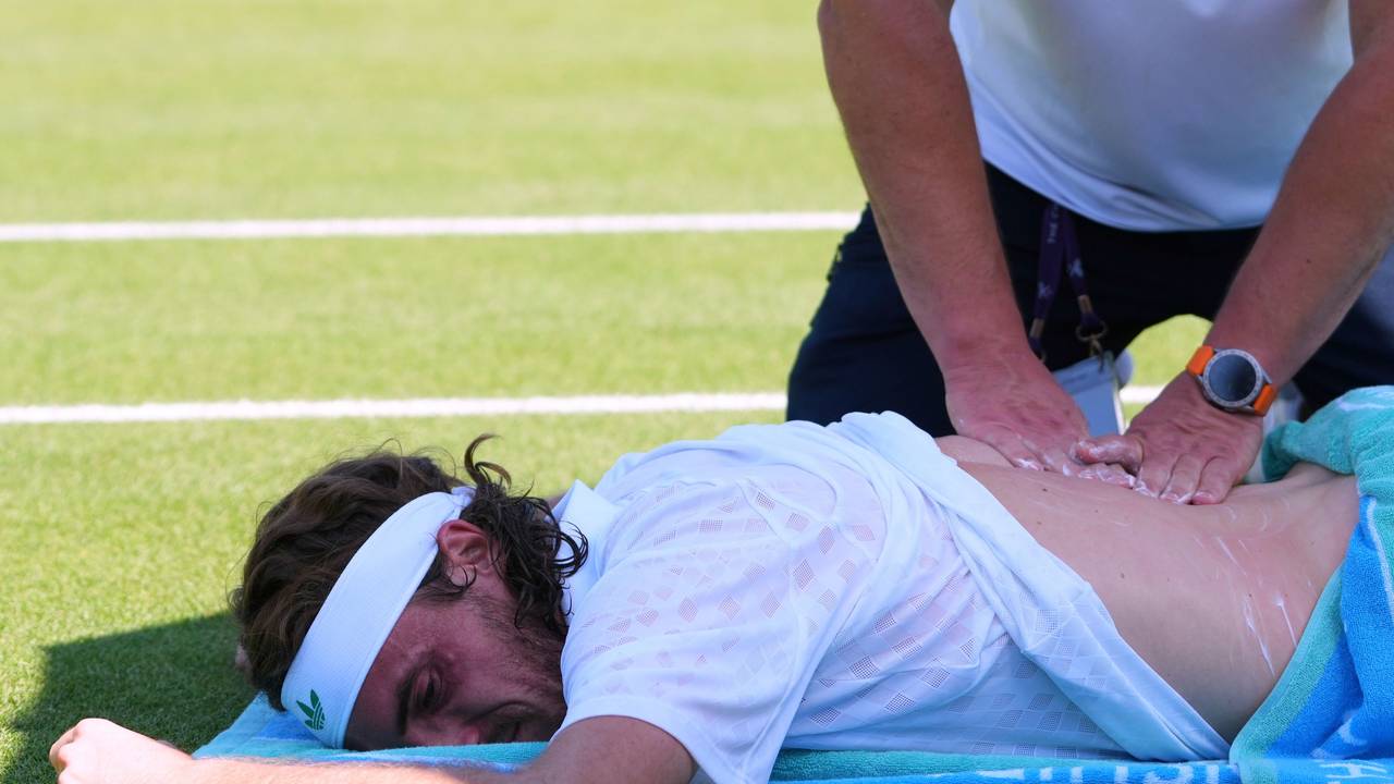 Stefanos Tsitsipas wird bei seinem Wimbledon-Aus am Rücken behandelt.