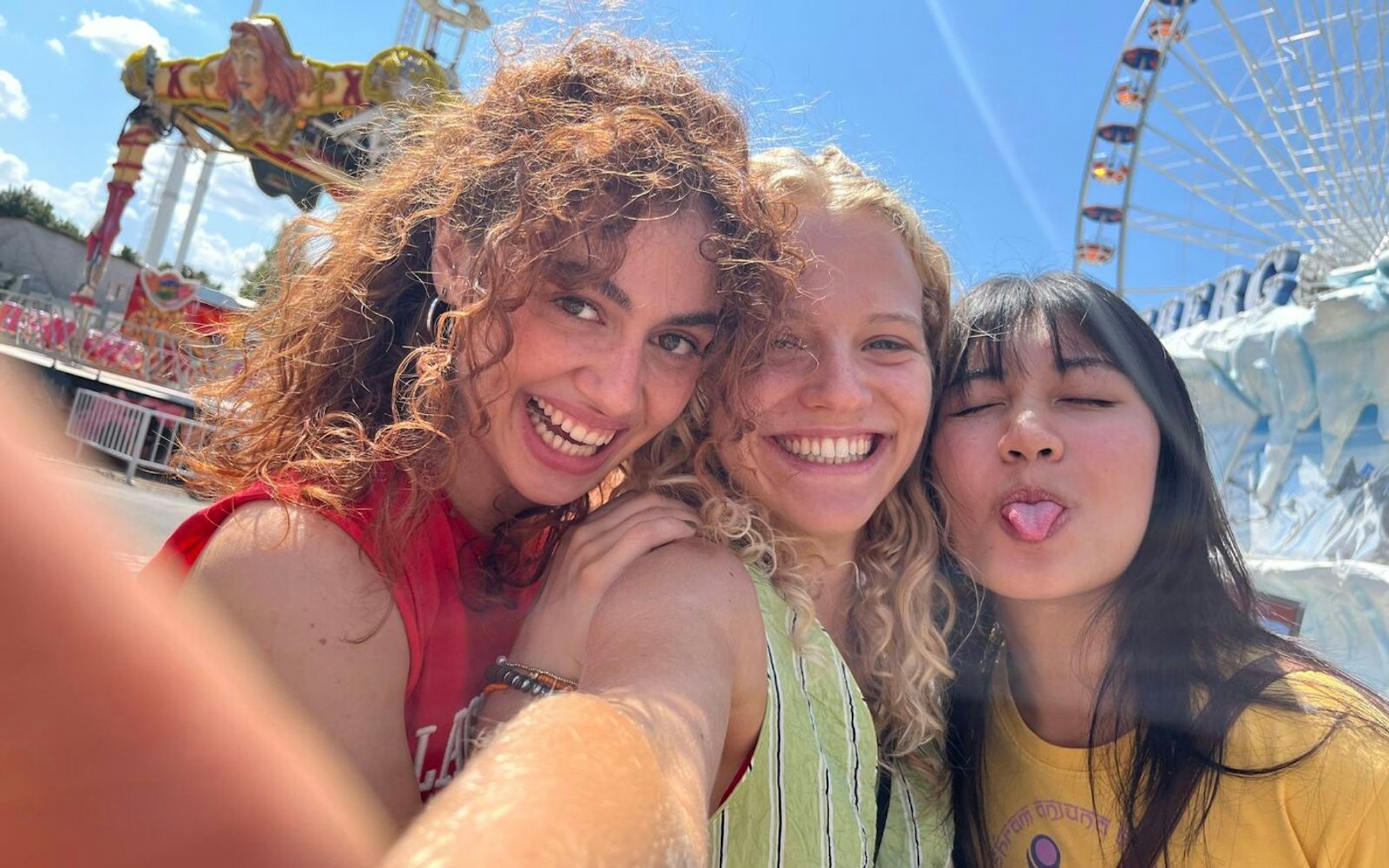 Julia Novohradsky (links, Vicky), Kya-Celina Barucki (Mitte, Inken) und Nhung Hong (Lena) sind die neuen „Mädchen Mädchen“. (Bild: Constantin Film Verleih / Monika Plura)