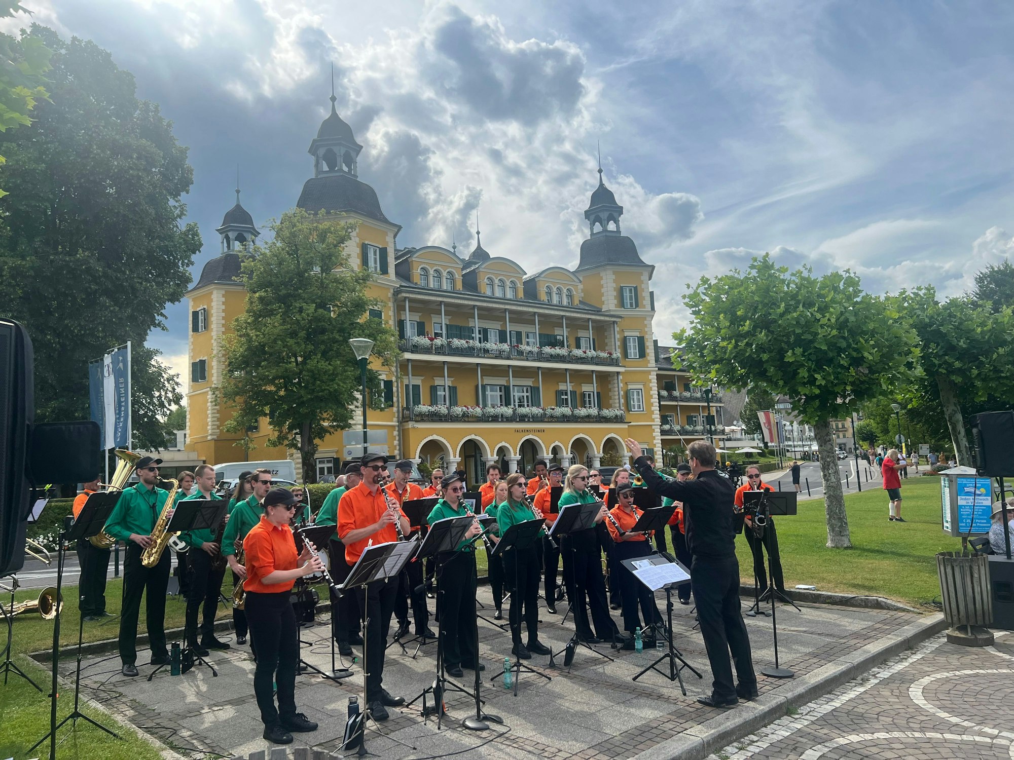 Die Domstädter spielen vor dem „Schloss am Wörthersee“.