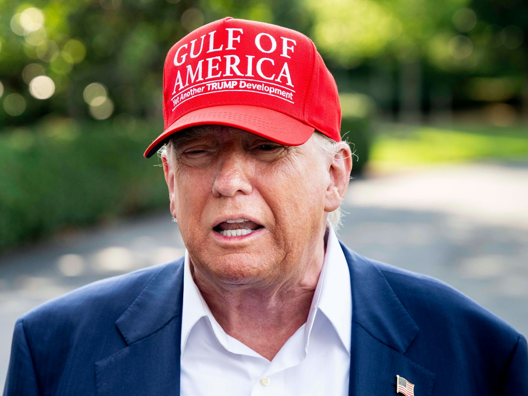 US-Präsident Donald Trump spricht am Montag mit Reportern vor dem Weißen Haus.