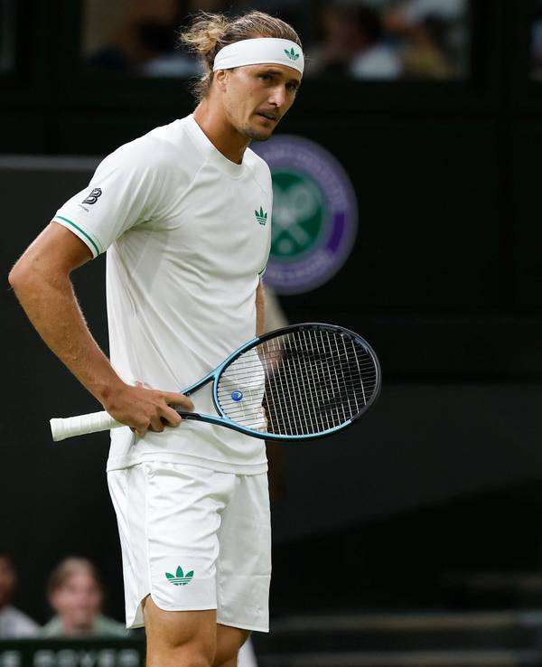 Alexander Zverev steht in Wimbledon auf dem Court.
