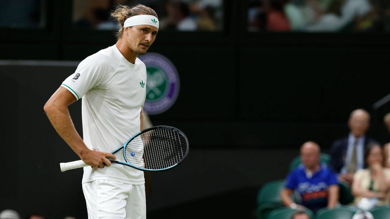 Alexander Zverev steht in Wimbledon auf dem Court.