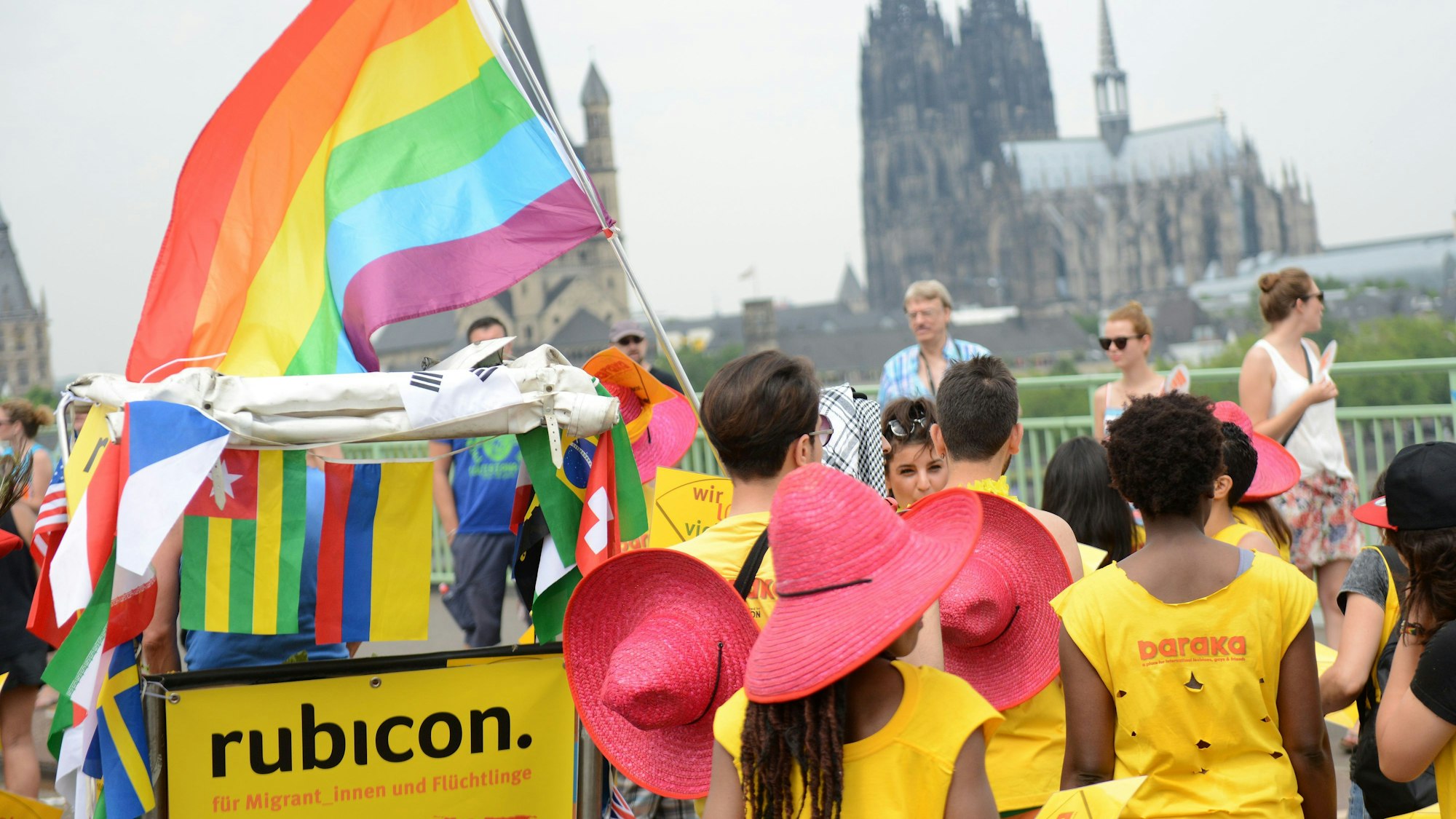 Teilnehmende bei der CSD-Demo in Köln