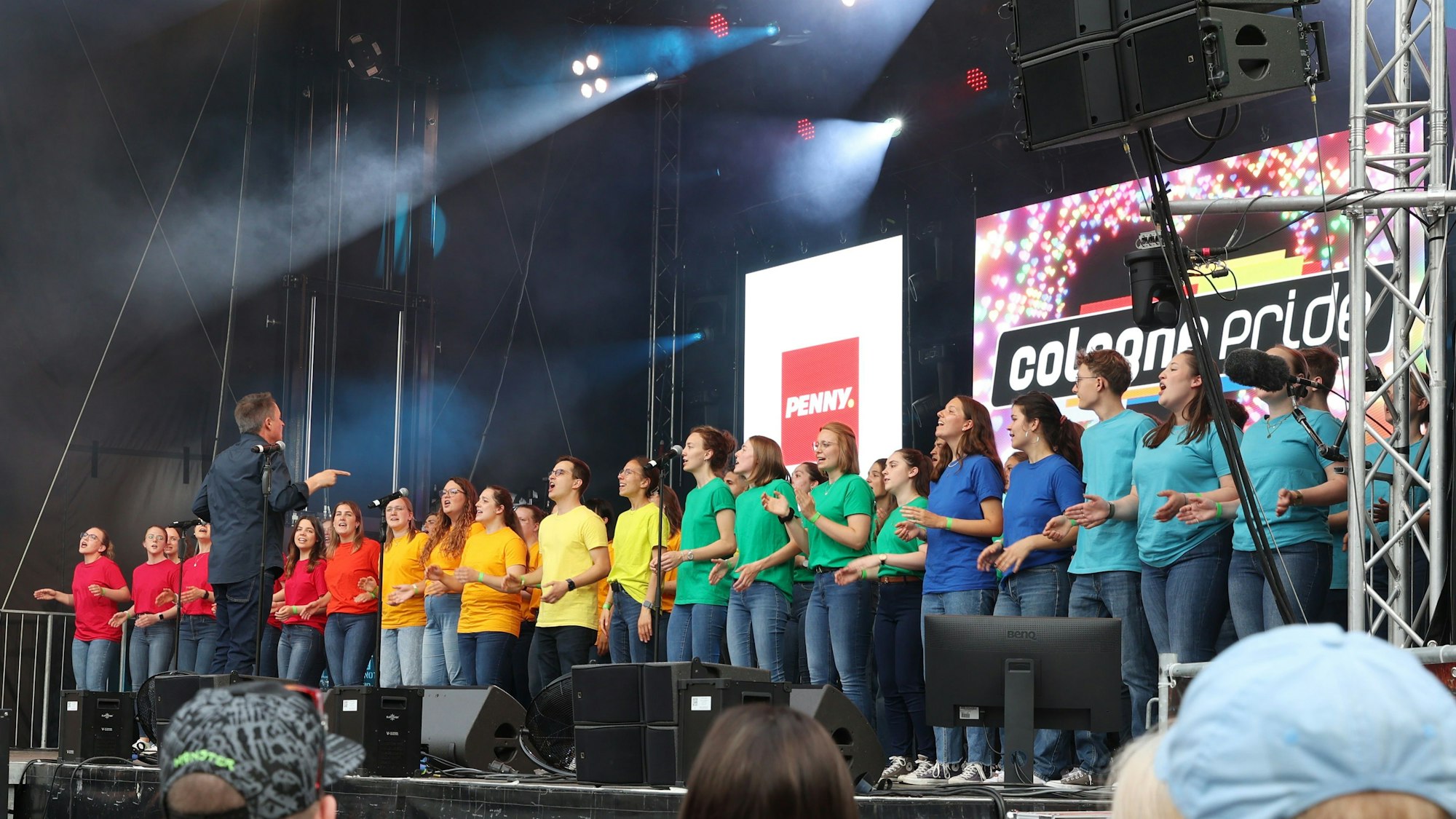 Der Jugendchor St. Stephan beim Auftritt auf der CSD-Bühne.