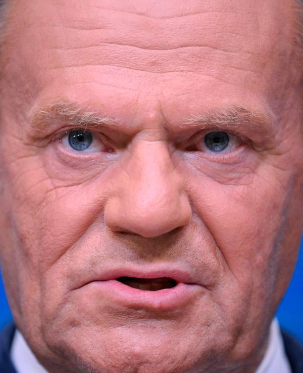 Polens Premierminister Donald Tusk guckt in die Kamera
