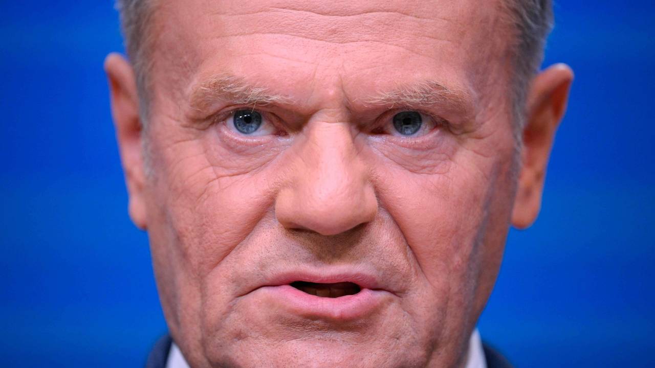 Polens Premierminister Donald Tusk guckt in die Kamera