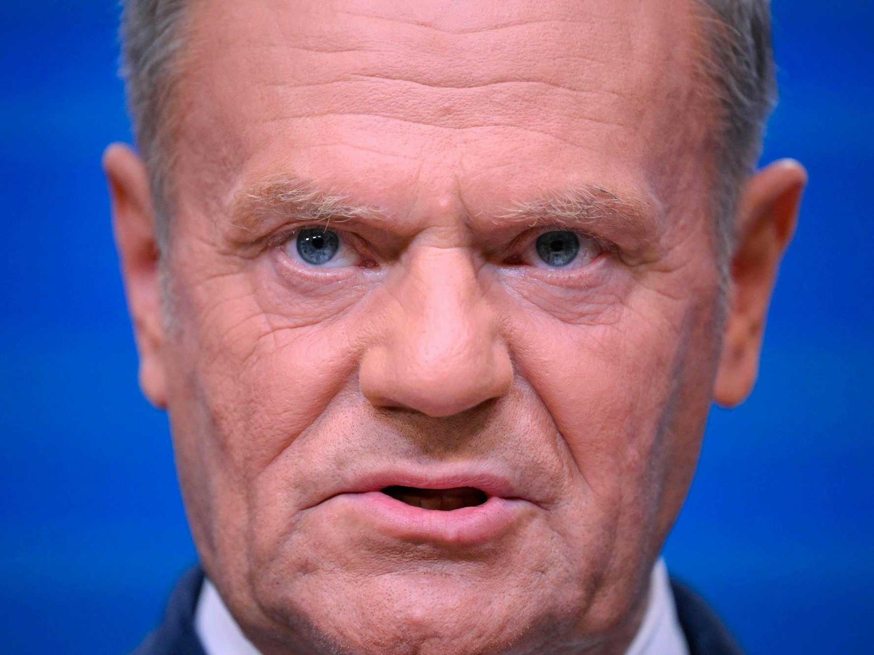 Polens Premierminister Donald Tusk guckt in die Kamera