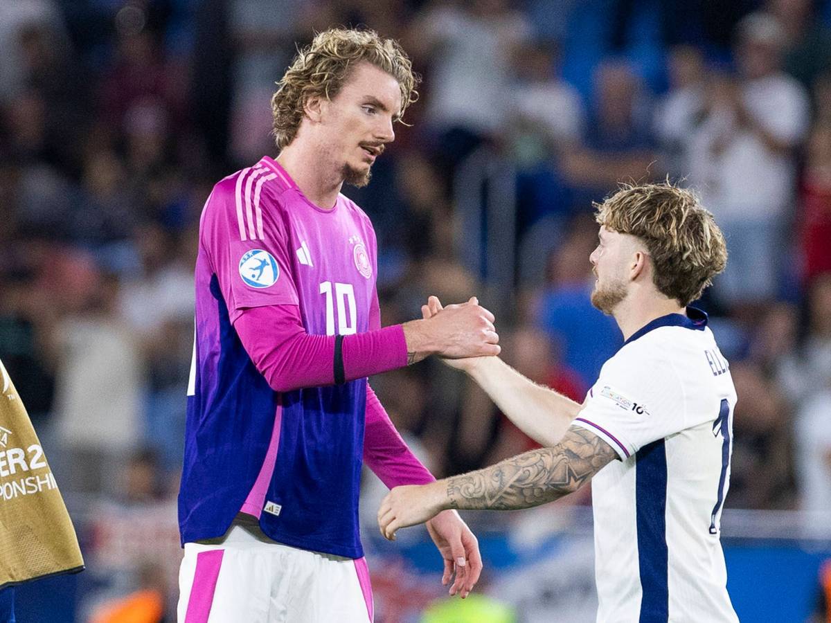 Harvey Elliott und Nick Woltemade klatschen sich nach dem Spiel ab.