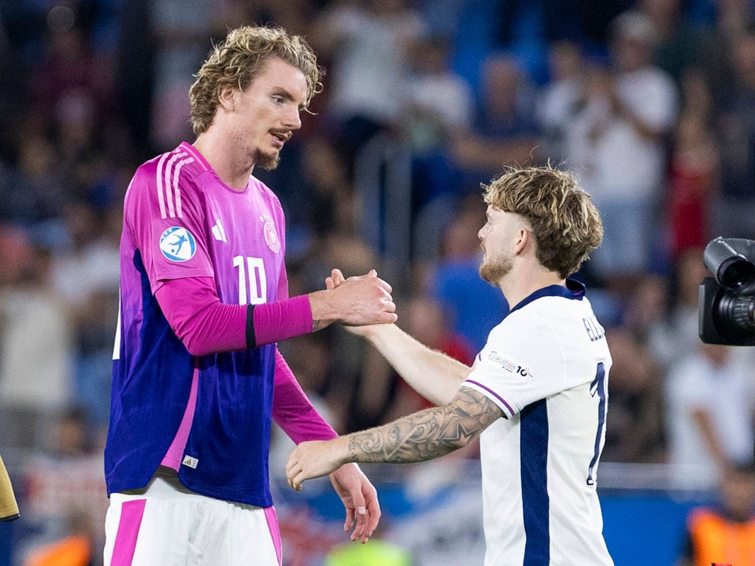 Harvey Elliott und Nick Woltemade klatschen sich nach dem Spiel ab.