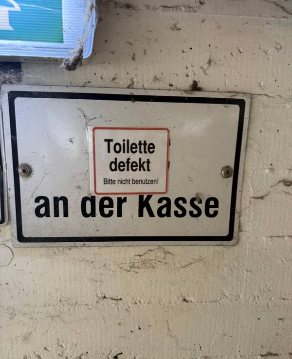 Ein Schild mit der Aufschrift: Toilette defekt.