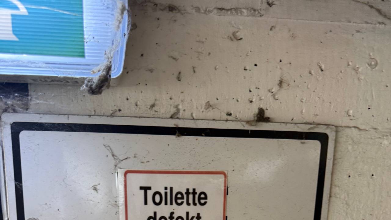 Ein Schild mit der Aufschrift: Toilette defekt.