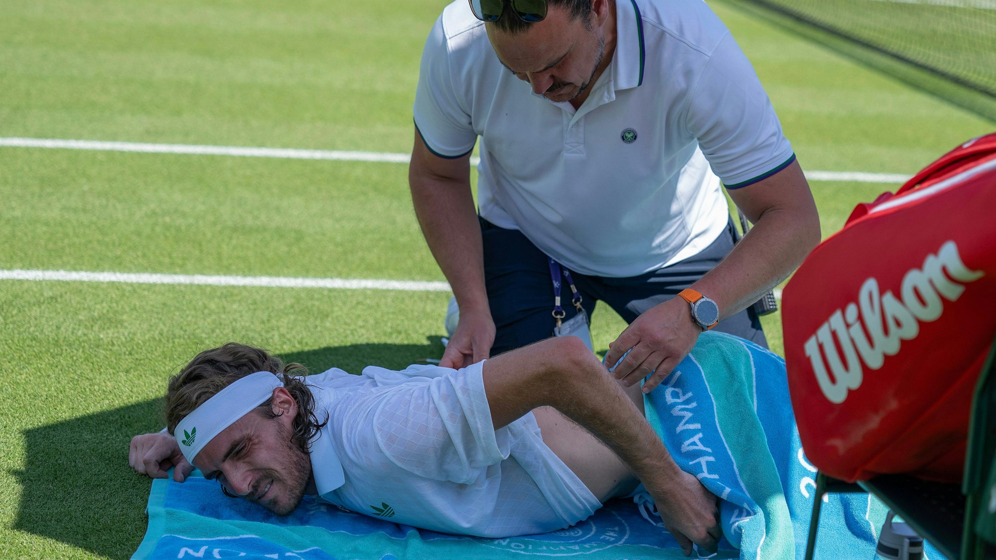 Rückenbehandlung beim verletzten Stefanos Tsitsipas.