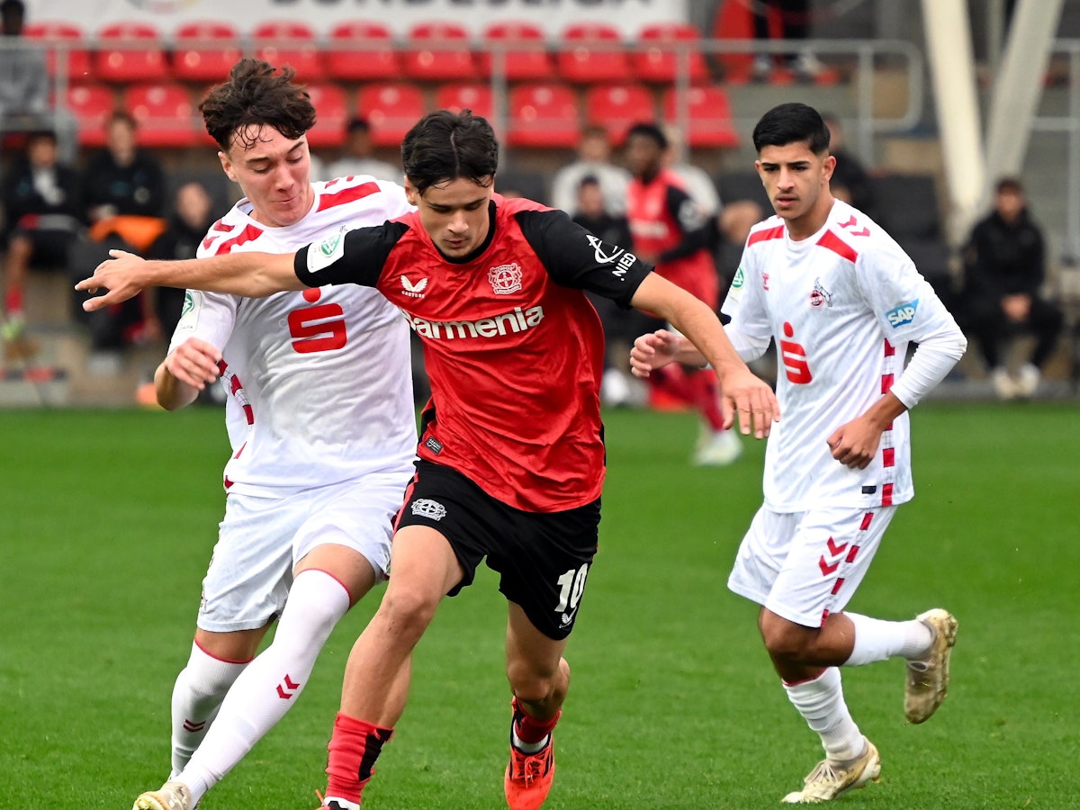 Leverkusens Kerim Alajbegovic im Zweikampf mit Kölns Nick Zimmermann in der U19.