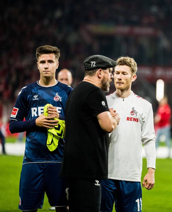 Steffen Baumgart schlägt mit Florian Kainz ein und schaut auf Georg Strauch.