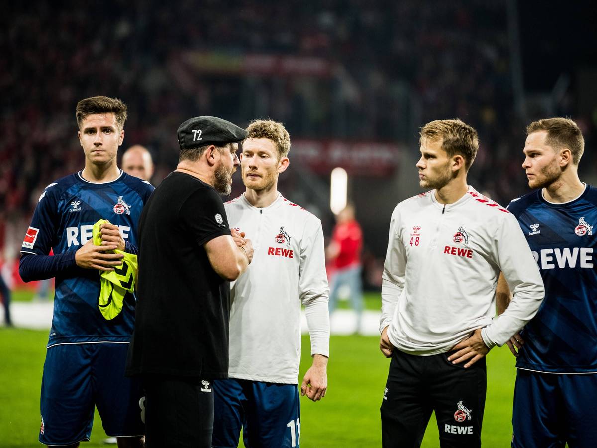 Steffen Baumgart schlägt mit Florian Kainz ein und schaut auf Georg Strauch.