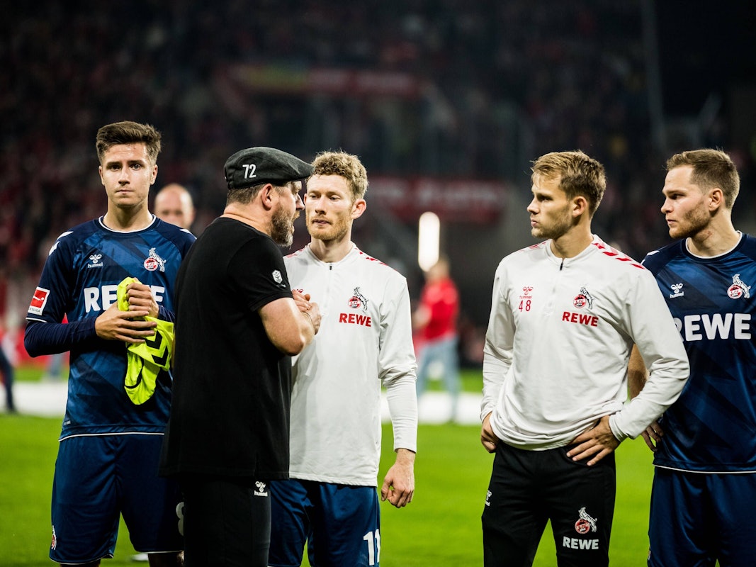 Steffen Baumgart schlägt mit Florian Kainz ein und schaut auf Georg Strauch.