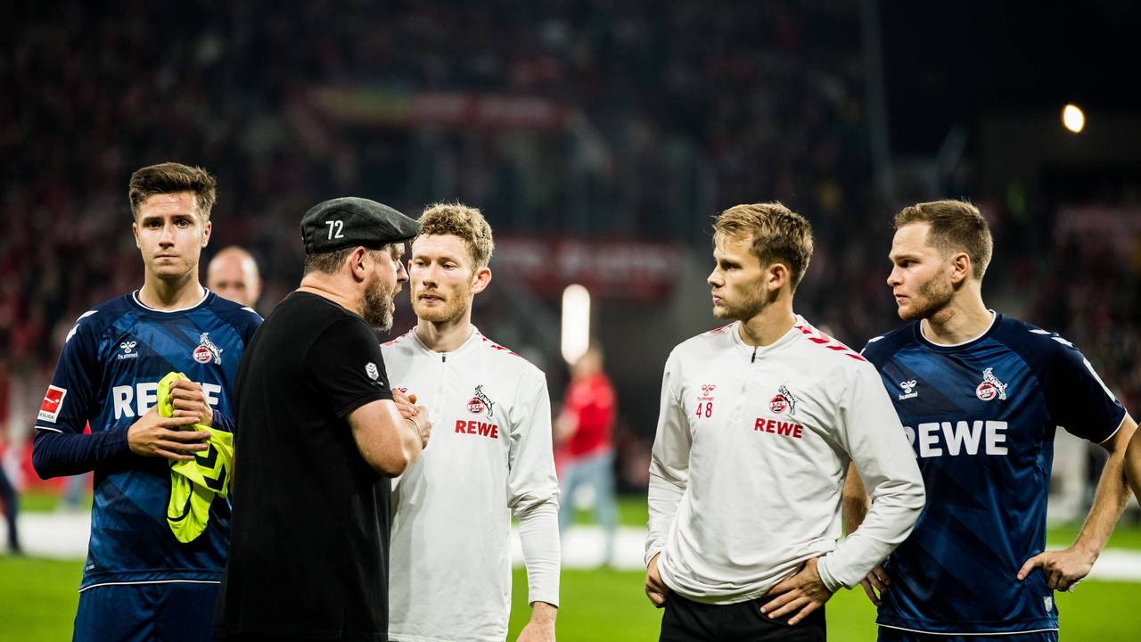 Steffen Baumgart schlägt mit Florian Kainz ein und schaut auf Georg Strauch.