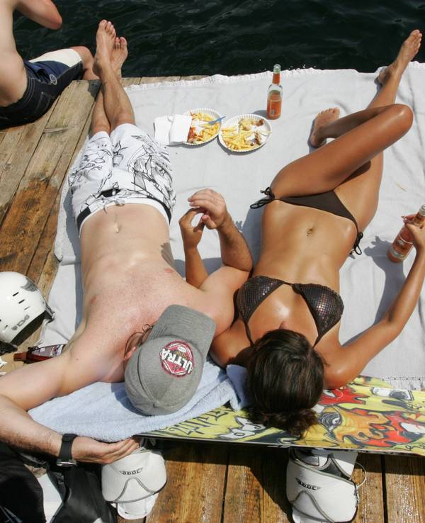 Zwei Menschen entspannen auf einem Steg am Bleibtreusee