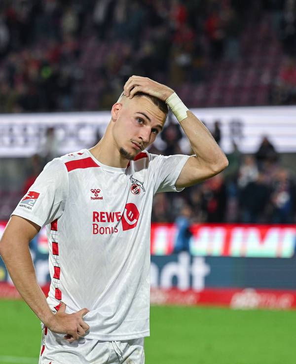 Tim Lemperle fasst sich im Trikot des 1. FC Köln an den Kopf.