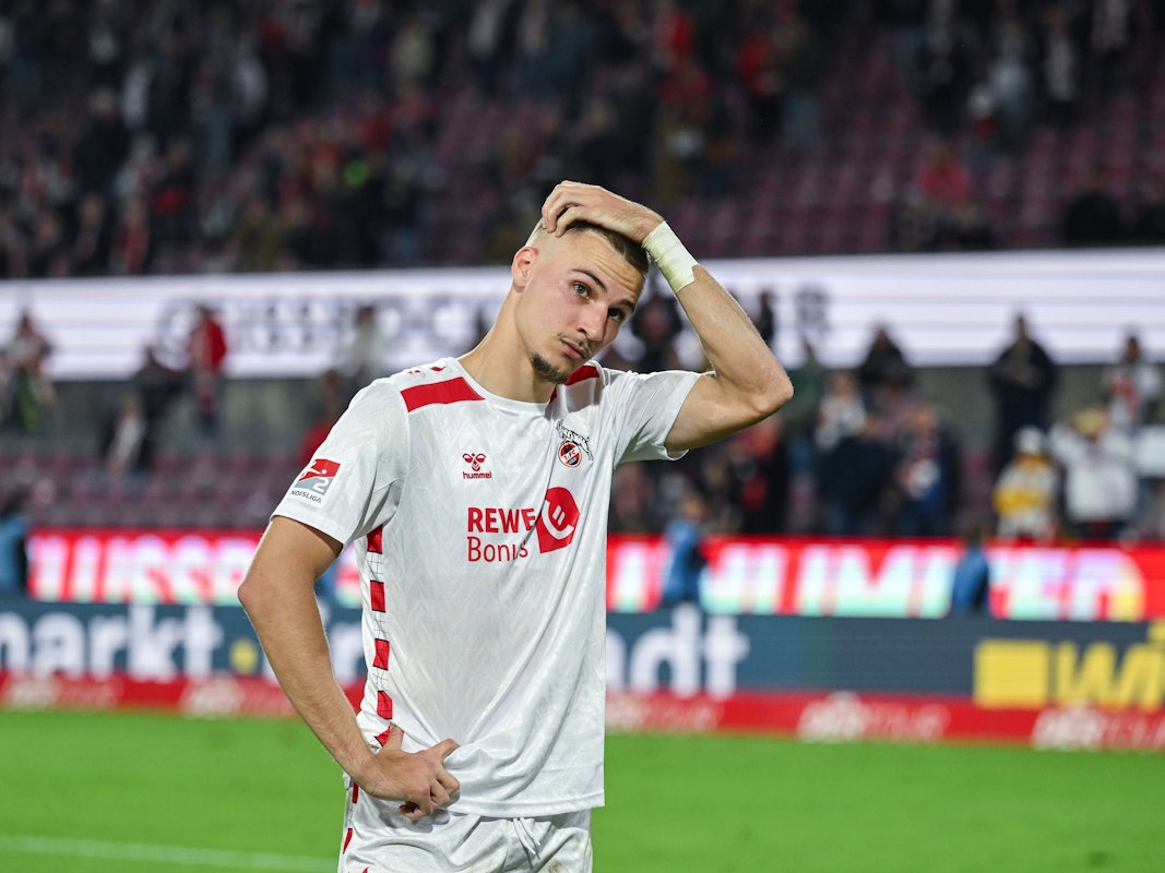 Tim Lemperle fasst sich im Trikot des 1. FC Köln an den Kopf.