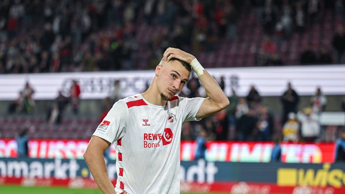 Tim Lemperle fasst sich im Trikot des 1. FC Köln an den Kopf.