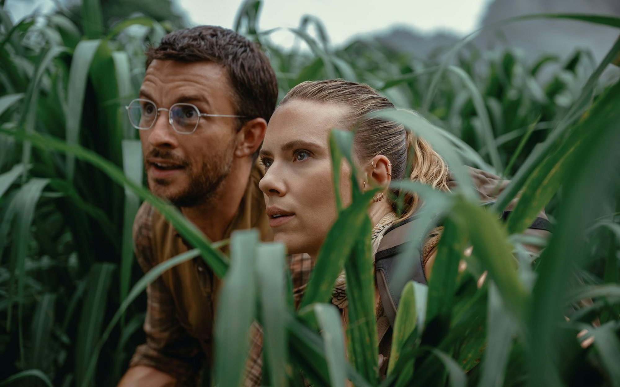 Zora Bennett (Scarlett Johansson) und der Paläontologe Dr. Henry Loomis (Jonathan Bailey) sollen die DNA von ein paar überaus gefährlichen Dinosauriern beschaffen. (Bild: Universal Studios)