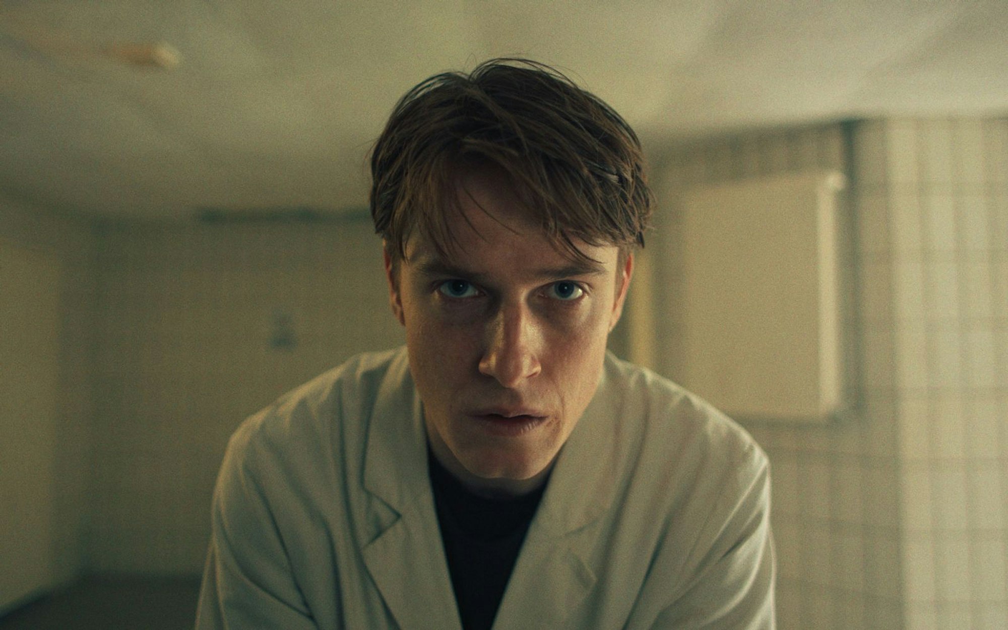 Fleischer Kai (Louis Hofmann) muss sich in „Frisch“ entscheiden: Will er ein Feigling oder ein Held sein? (Bild: Leonhard Kairat / Port au Prince Pictures / Weydemann Bros)