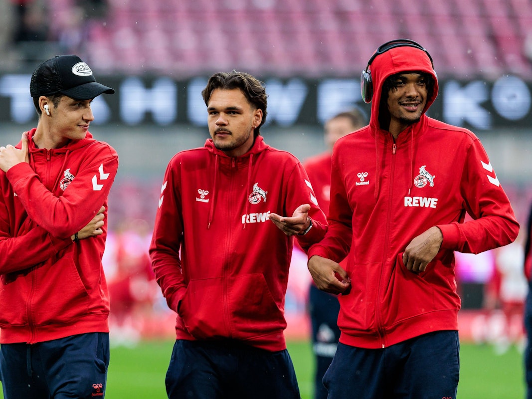 Denis Huseinbasic (l.), Max Finkgräfe (M.) und Damion Downs vor dem Spiel im Stadion.