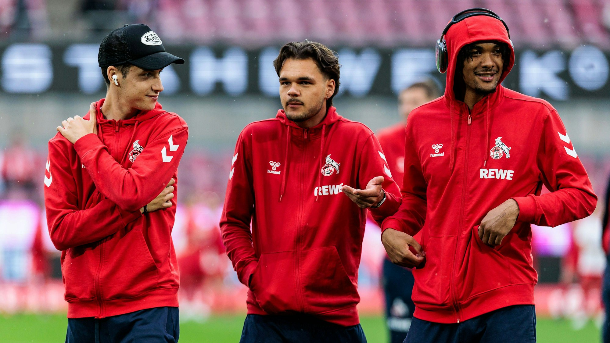 Max Finkgräfe (M.) unterhält sich vor dem Spiel mit Denis Huseinbasic (l.) und Damion Downs.