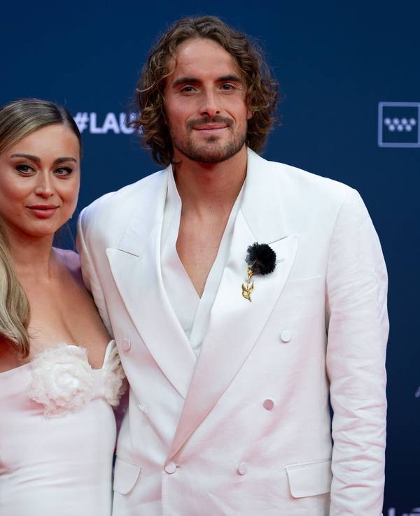 Paula Badosa und Stefanos Tsitsipas posieren bei den Laureus Awards ganz in Weiß für die Fotografen.