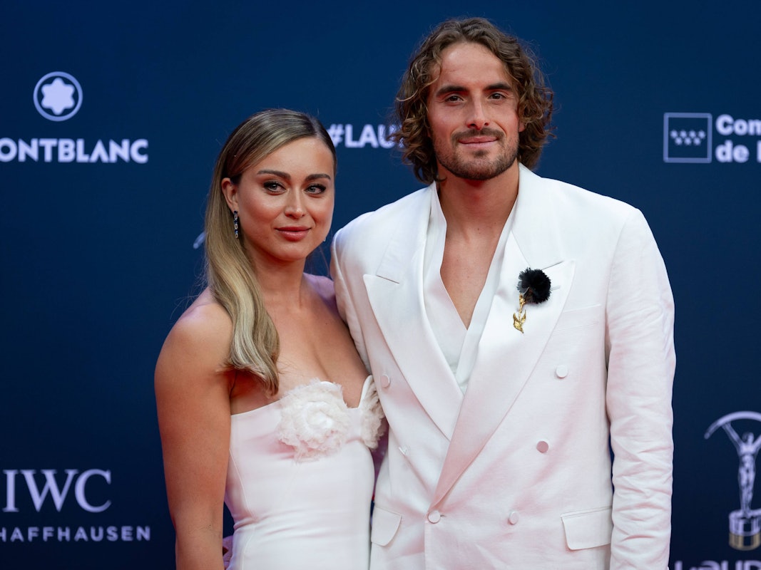 Paula Badosa und Stefanos Tsitsipas posieren auf dem roten Teppich.