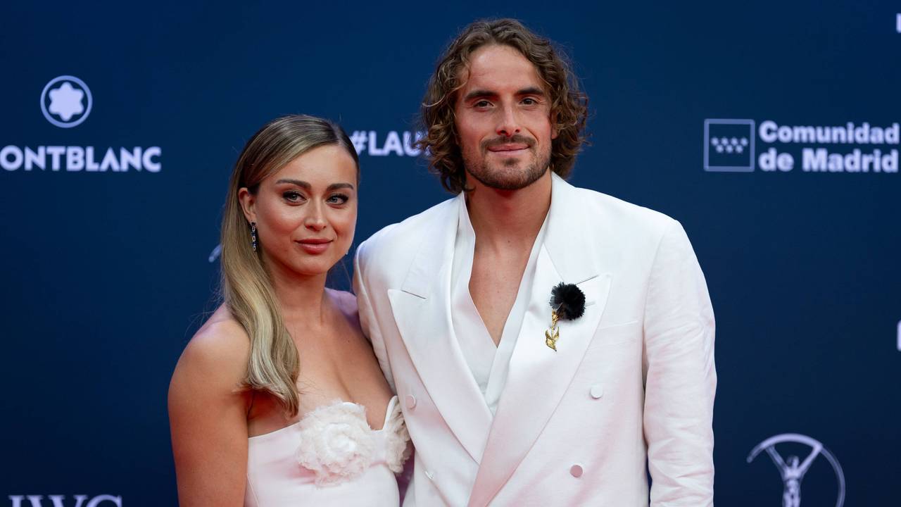 Paula Badosa und Stefanos Tsitsipas posieren bei den Laureus Awards ganz in Weiß für die Fotografen.