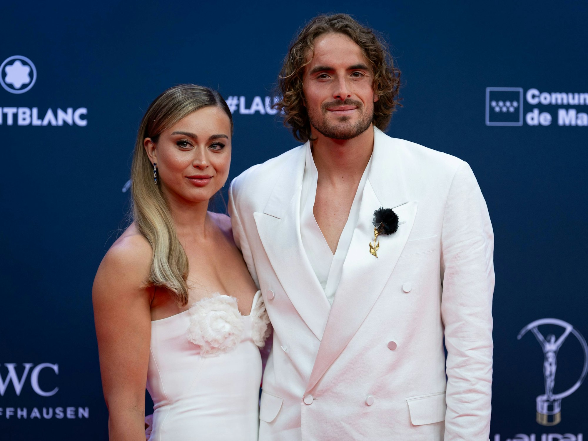 Paula Badosa und Stefanos Tsitsipas posieren bei den Laureus Awards ganz in Weiß für die Fotografen.