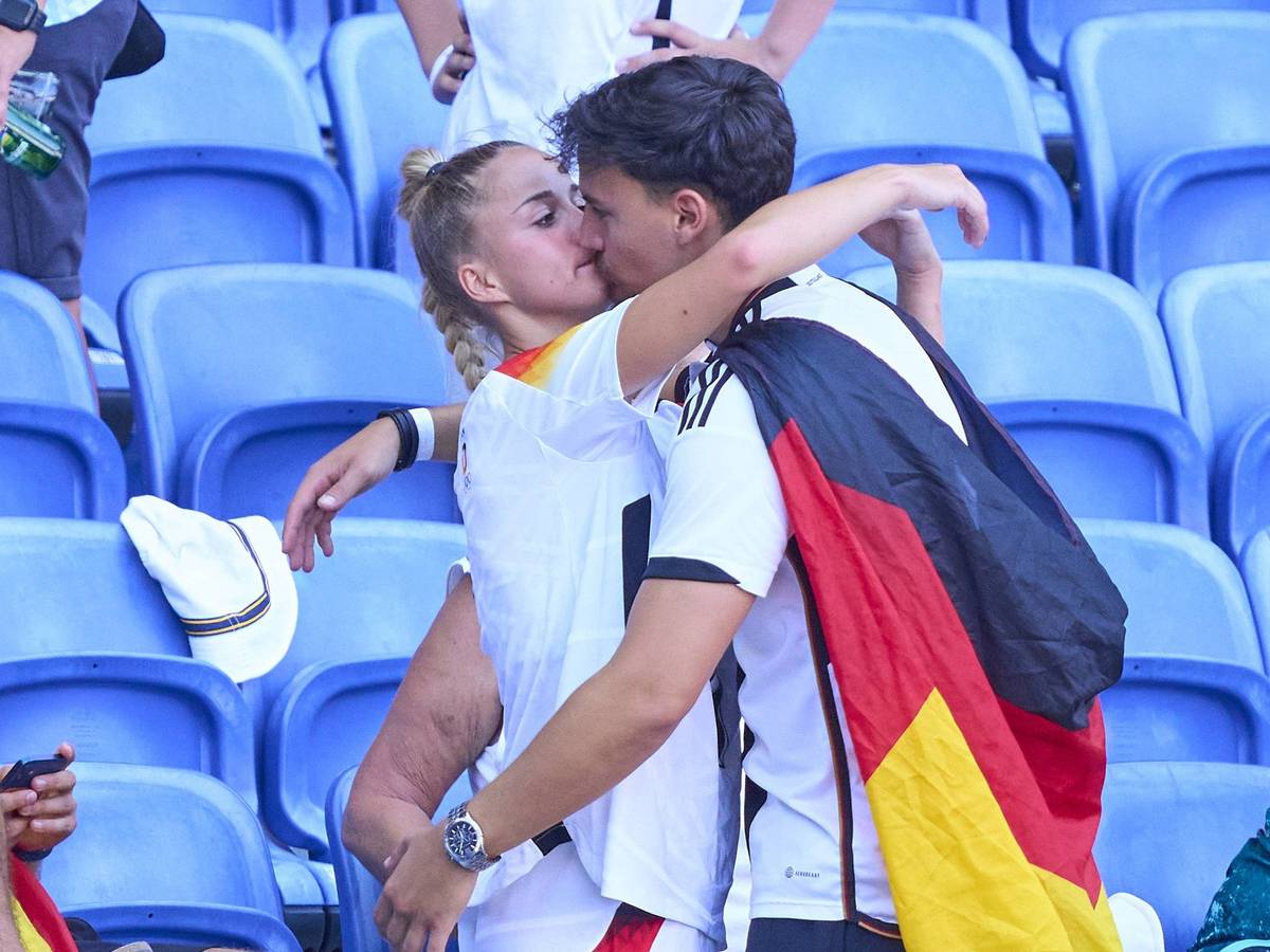Giulia Gwinn küsst ihren Freund Constantin Frommann.