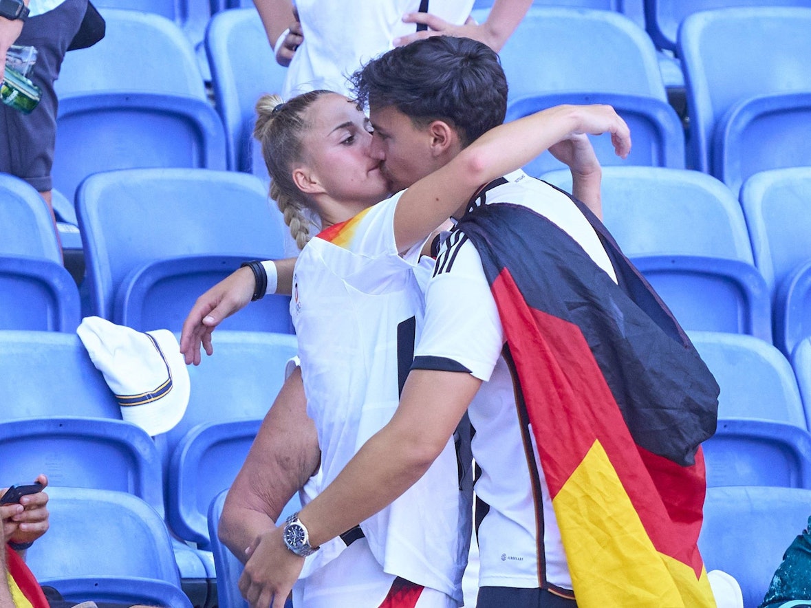 Giulia Gwinn küsst ihren Freund Constantin Frommann.