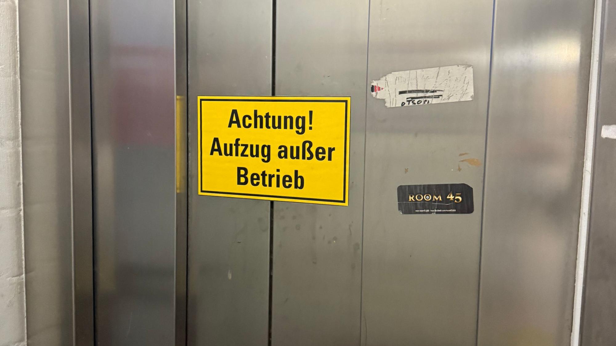 Ein Schild mit der Aufschrift: Aufzug außer Betrieb