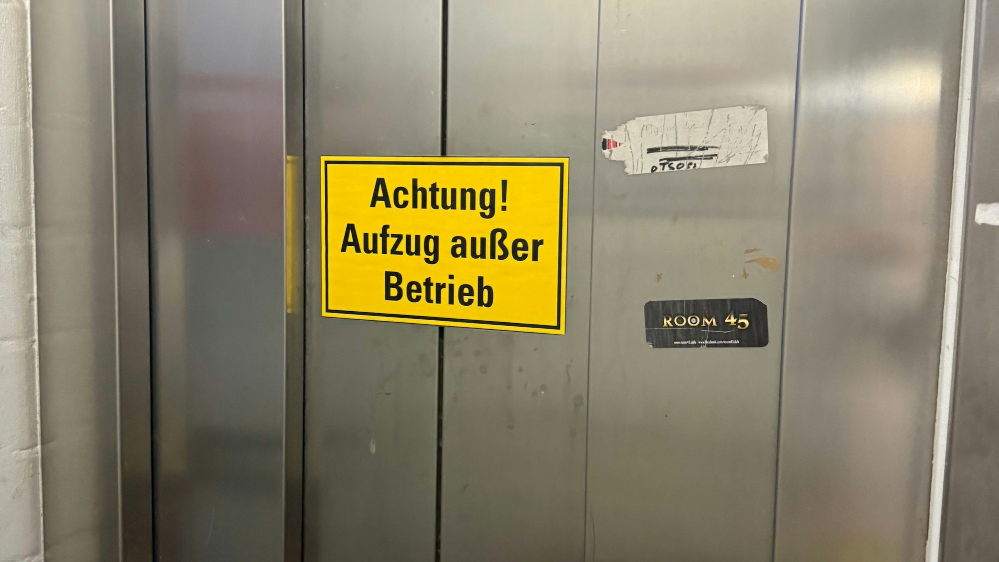 Ein Schild mit der Aufschrift: Aufzug außer Betrieb